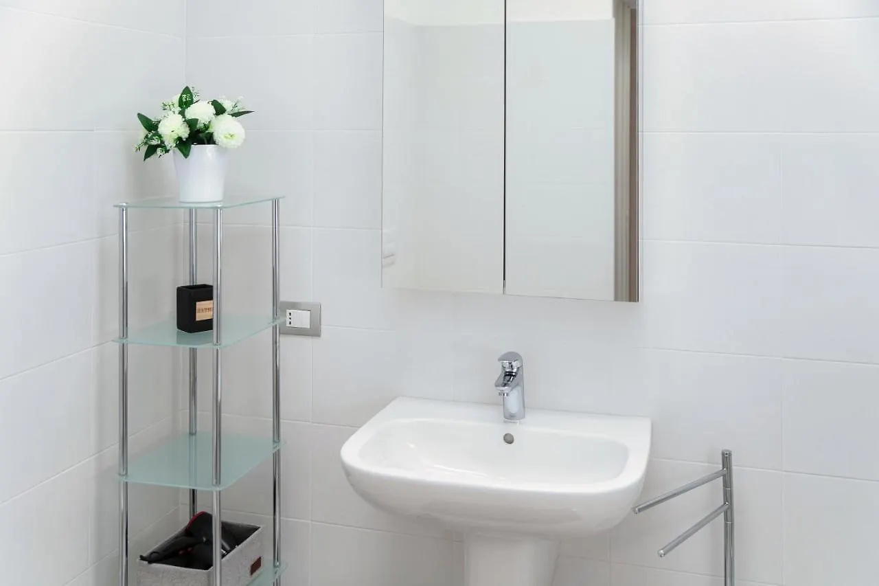 Apartamento Sky Attic 72 - The House Of Travelers Como 0*,  Italia