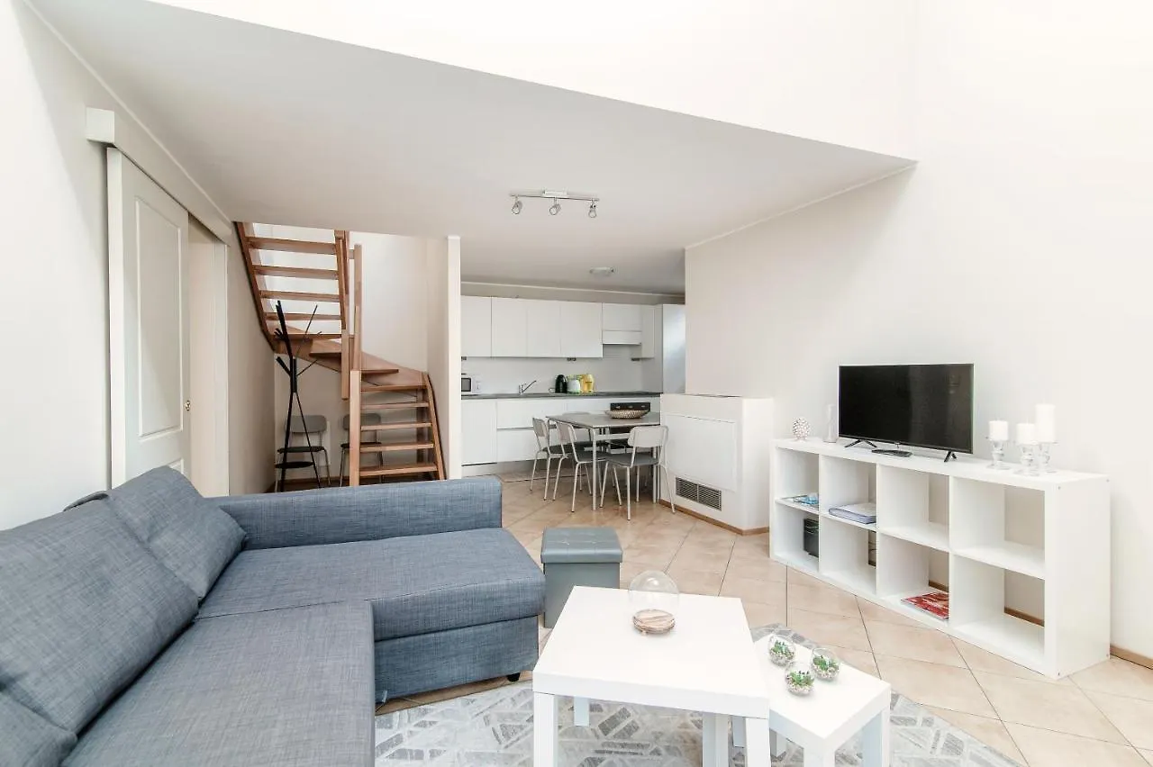 Apartamento Sky Attic 72 - The House Of Travelers Como 0*,  Italia